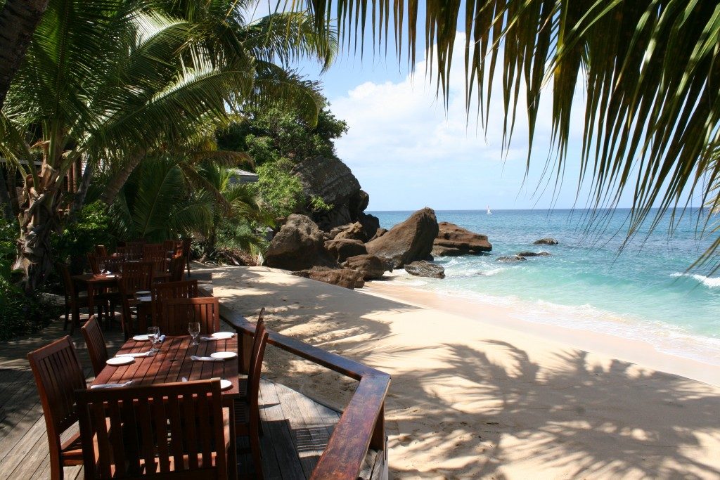 Grenada yacht charter guide, Dining on deck at restaurant Aquarium
