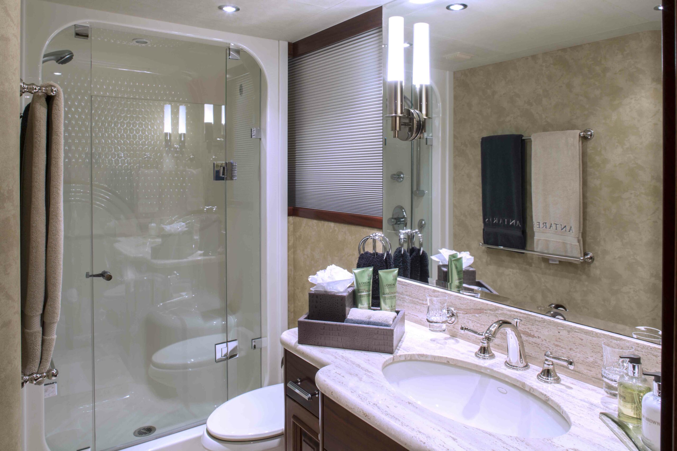 M/Y Antares yacht for sale, bathroom 2.