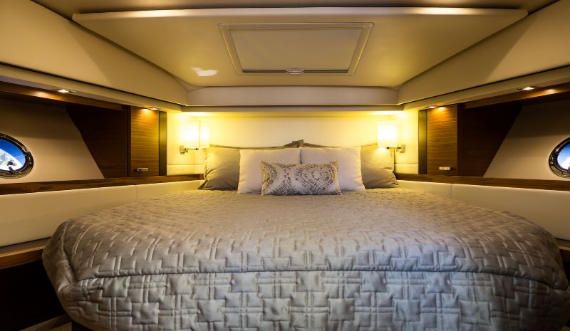 BLUTOPIA 39 Tiara Owner Stateroom
