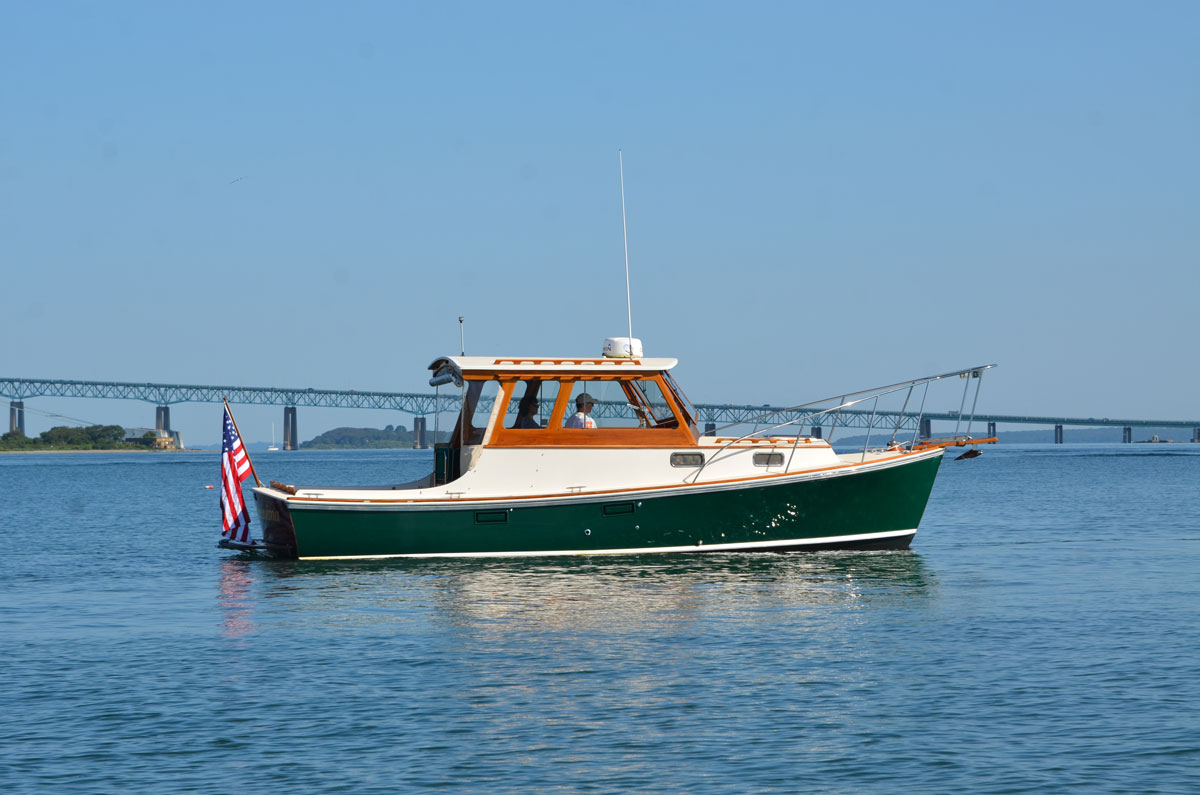 Profile of LA SERENISSIMA, a sleek 29′ Dyer yacht for sale with a teak pilothouse, Volvo D‑4 diesel, comfortable cockpit & bow thruster.