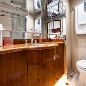 Guest ensuite of INDY, an 85 foot Hatteras yacht for charter in New England.