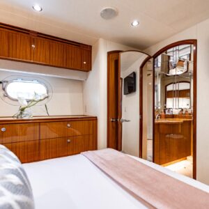 Guest ensuite of INDY, an 85 foot Hatteras yacht for charter in New England.