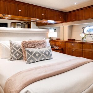 Guest ensuite of INDY, an 85 foot Hatteras yacht for charter in New England.