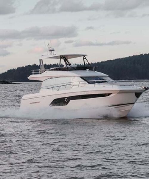 52' Prestige 2022 underway shot