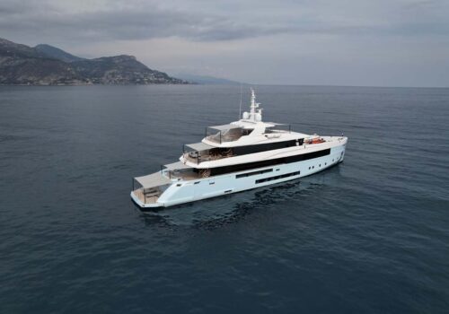 Profile of Admiral yacht CROCUS
