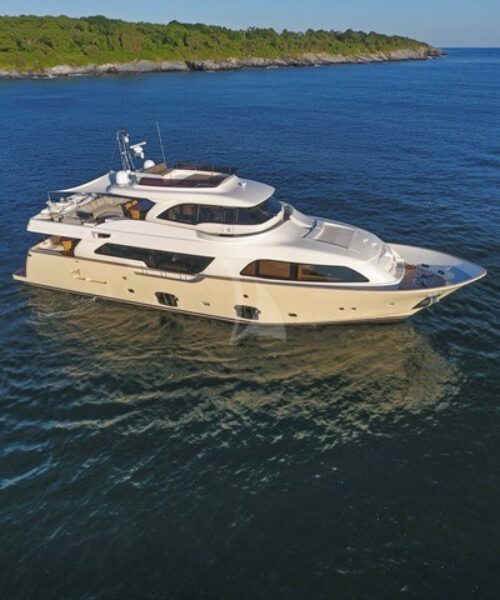 85' Ferretti Customline Slainte III in Newport RI